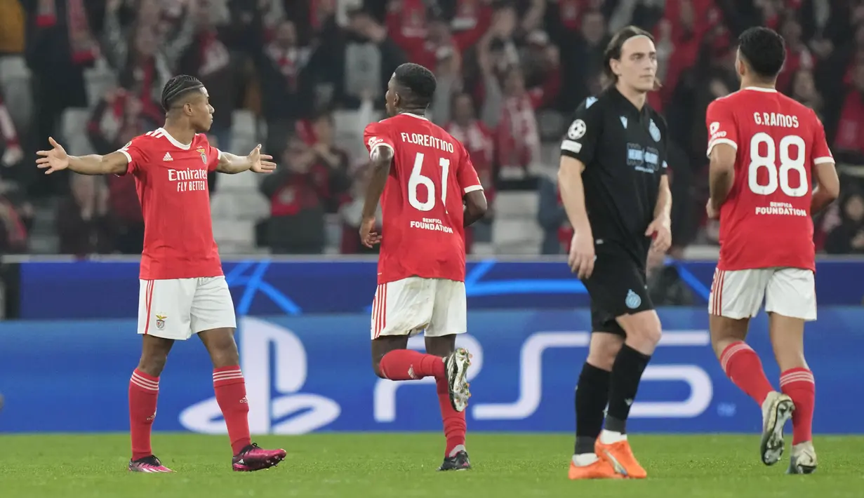 <p>Gelandang Benfica, David Neres (kiri) berselebrasi setelah mencetak gol ke gawang Club Brugge selama pertandingan babak 16 besar Liga Champions di stadion Luz di Lisbon, Portugal, Rabu (8/3/2023). Benfica menang telak atas Club Brugge 5-1 dengan agregat 7-1 sekaligus memastikan mereka lolos ke perempatfinal Liga Champions. (AP Photo/Armando Franca)</p>