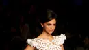 Selain menjaga penampilannya dalam film, Deepika Padukone juga berdandan seksi di luar kegiatannya syuting film. (Bintang/EPA)