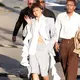 Alih-alih memilih gaun glamor, Zendaya justru tampil berani dengan suit rancangan Moschino.  [@justjared].