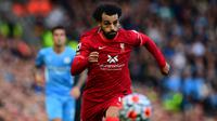 Mohamed Salah. Sayap berusia 29 tahun yang telah memperkuat Liverpool selama 5 musim sejak 2017/2018 ini total telah mencetak 104 gol dari 166 laga di Liga Inggris. Gol teranyar dan yang ke-7 musim ini dicetak saat menang 5-0 atas Watford, 16 Oktober 2021. (AFP/Paul Ellis)
