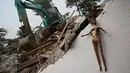 Sebuah boneka terlihat di salah satu bangunan yang dibongkar petugas di bantaran Sungai Ciliwung, Bukit Duri, Jakarta, Selasa (12/1). Pemprov DKI membongkar sejumlah bangunan terkait proyek normalisasi Sungai Ciliwung. (Liputan6.com/ Immanuel Antonius)