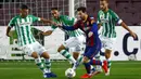 Striker Barcelona, Lionel Messi, berusaha melewati pemain Real Betis pada laga La Liga di Stadion Camp Nou, Sabtu (7/11/2020). Barca menang dengan skor 5-2.(AP/Joan Monfort)
