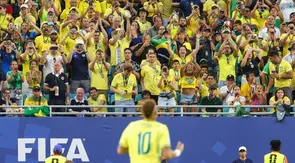 Para penggemar Timnas Brasil bersorak saat penyerang Brasil bernomor punggung 10, Neymar, memasuki lapangan selama pertandingan Grup C Piala Dunia 2026 antara Skotlandia dan Brasil di Stadion Miami di Miami Gardens pada 24 Juni 2026. (PATRICIA DE MELO MOREIRA/AFP)