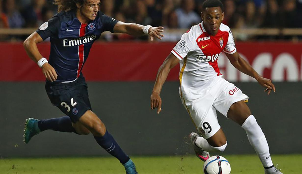 Anthony Martial berusaha melewati David Luiz pada laga Liga Prancis di Monaco, Minggu (30/8/2015). Martial didatangkan MU dari Monaco dengan dana sebesar 36 juta poundsterling. (AFP Photo/Valery Hache)