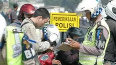 Korlantas Polri resmi menggelar Operasi Patuh 2017 secara serentak di seluruh Indonesia mulai hari ini. Apel gelar pasukan Operasi Patuh 2017 dipimpin langsung Kepala Korlantas Polri, Irjen Pol Royke Lumowo.