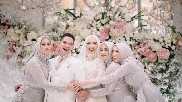 Potret 6 Artis Didampingi Saudaranya saat Menikah, Penuh Kebahagiaan