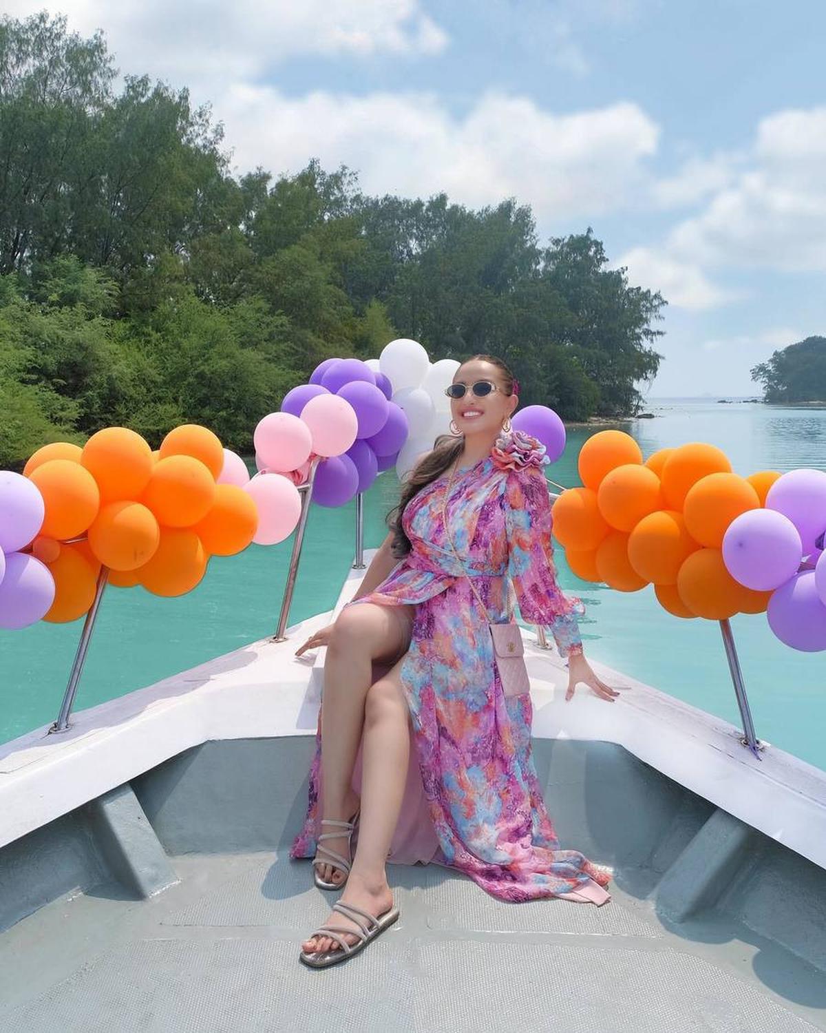 Berusia matang, Rumy Rach mengikuti jejak sang nenek di dunia dangdut Indonesia dengan merilis empat single dangdut.