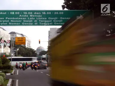 Plang rambu pemberitahuan uji coba ganjil genap terpampang di Jalan Merdeka Timur, Jakarta, (22/4). BPTJ menggelar uji coba penambahan waktu pembatasan kendaraan berdasarkan pelat nomor ganjil-genap di ruas Sudirman-Thamrin. (Liputan6.com/Johan Tallo)