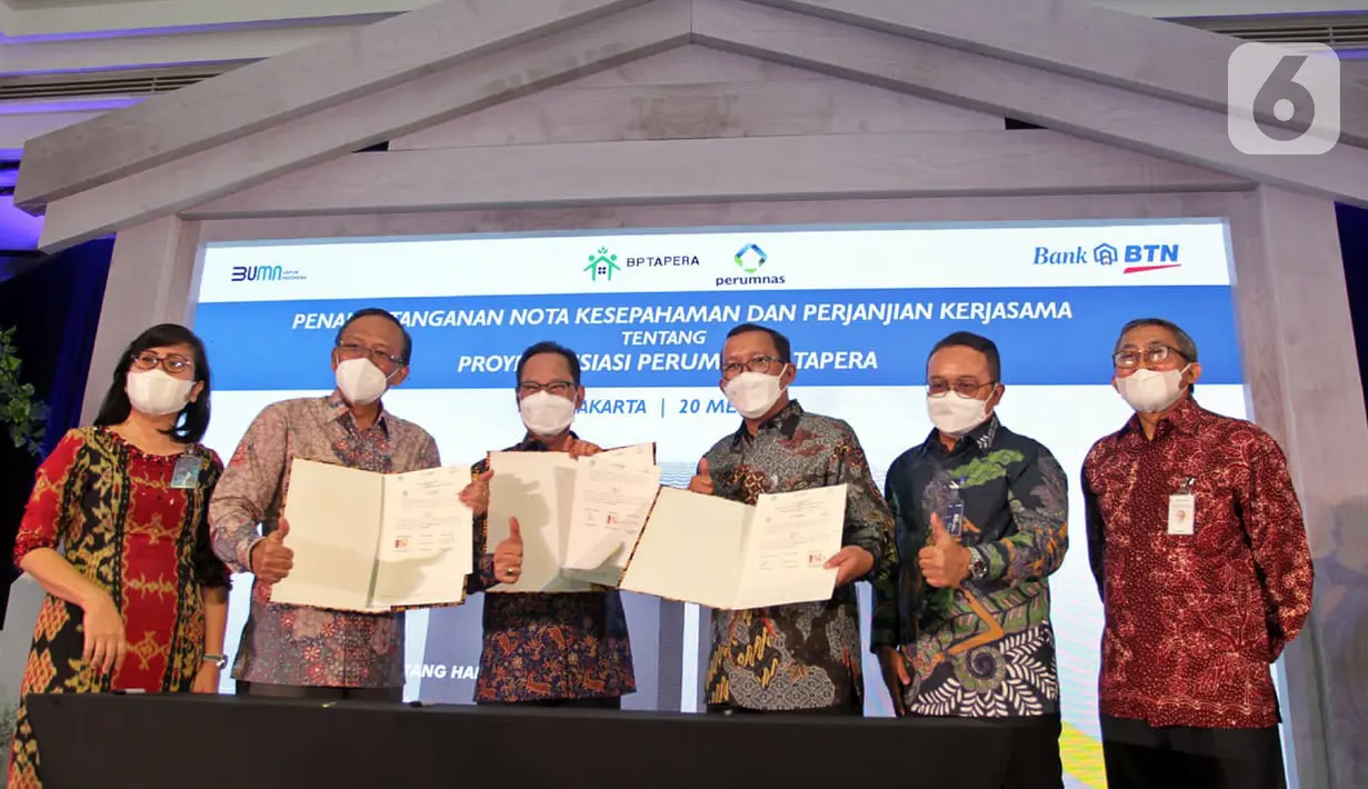 Direktur Utama PT Bank Tabungan Negara (Persero) Tbk. Haru Koesmahargyo (ketiga kanan), Komisioner Badan Pengelola Tapera Adi Setianto (ketiga kiri), Dirut Perumnas Budi Saddewa Soediro (kedua kiri) menunjukkan Nota Kesepahaman di Jakarta, Kamis (20/5/2021). (Liputan6.com/HO/BTN)
