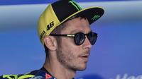 Valentino Rossi selalu kalah cepat dibanding rekan setimnya, Maverick Vinales, pada tes pramusim MotoGP 2017 di Sirkuit Sepang, Senin (30/1/2017) - Rabu (1/2/2017). (EPA/Ahmad Yusni)