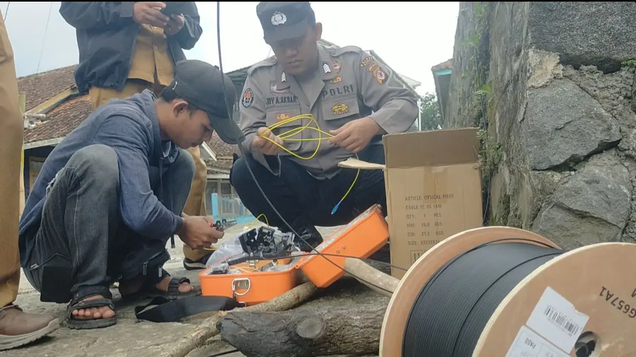 Brigadir Kepala (Bripka) Joy, anggota Polsek Cilawu, Polre Garut, Jawa Barat, terpanggil merintis pembukaan jaringan internet bagi ratusan warga di Kaki Gunung Cikuray Garut. (Liputan6.com/Jayadi Supriadin)