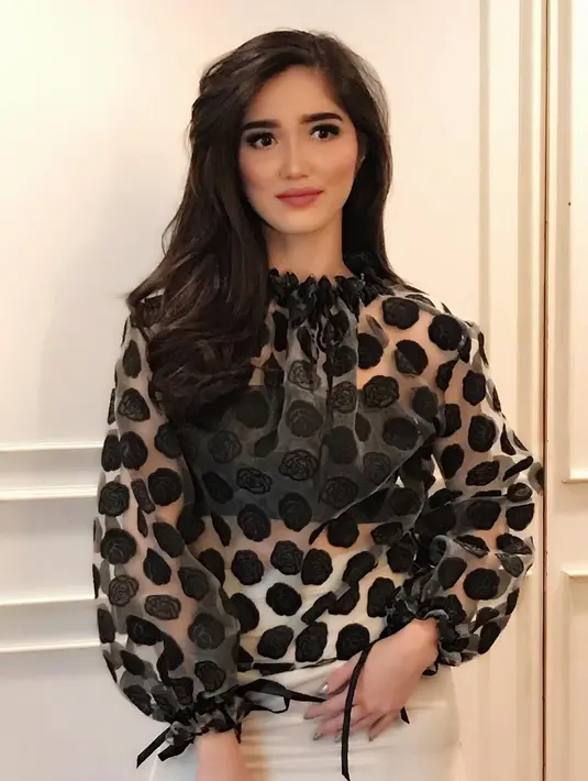 Tidak selalu tampil glamor, dalam kesehariannya Sonia juga kerap berpenampilan kasual dan simple dalam kesehariannya. Rambutnya yang panjang serngkali dibiarkan terurai dan membuatnya makin manis. (Instagram/soniafergina)