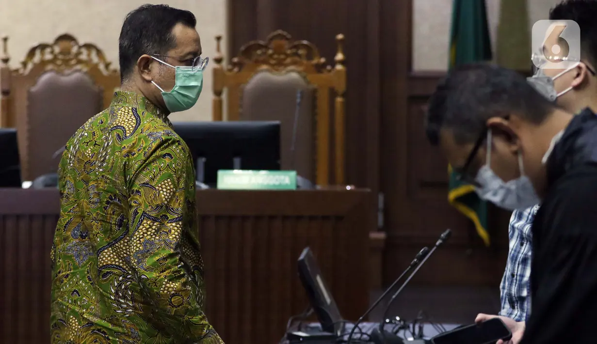 Terdakwa kasus korupsi Bantuan Sosial (Bansos) Covid-19 yang juga mantan Menteri Sosial Juliari Batubara saat jeda sidang di Pengadilan Tipikor, Jakarta, Senin (10/5/2021). Sidang lanjutan tersebut beragendakan mendengar keterangan empat orang saksi. (Liputan6.com/Helmi Fithriansyah)
