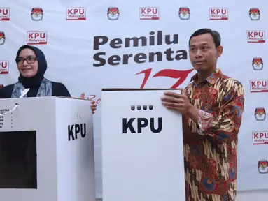 Komisioner KPU RI, Evi Novida GM (kiri) dan Pramono UT menunjukan kotak suara yang akan digunakan pada Pemilu Serentak 2019 di Kantor KPU, Jakarta, Jumat (14/12). Kotak suara tersebut bermaterial karton kedap air. (Liputan6.com/Helmi Fithriansyah)