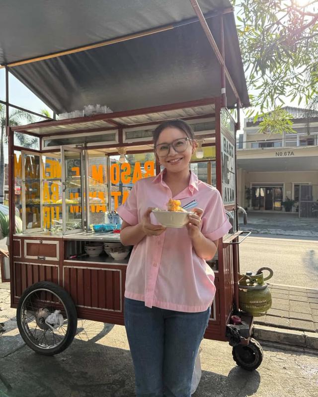 Pose dengan Semangkuk Bakso