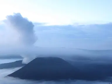 Lanskap Gunung Bromo-Tengger-Semeru yang diselimuti kabut menjadi salah satu destinasi wisata favorit di Jawa Timur. (Liputan6.com/Immanuel Antonius)