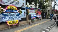 Deretan Karangan Bunga Sambut Kepulangan Jokowi ke Solo