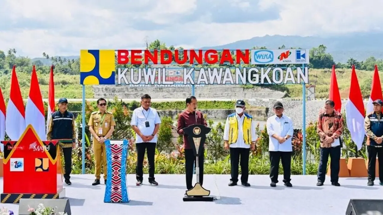 Presiden Joko Widodo saat meresmikan bendungan Kuwil di Kabupaten Minahasa Utara, Sulut, Kamis (19/1/2023).