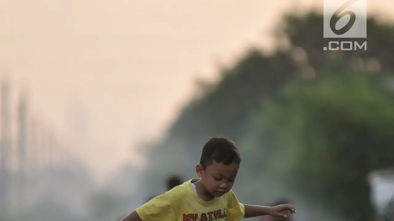 Cara Sederhana Menunggu Berbuka Puasa di Pinggir Rel Kereta