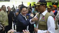 Cegah COVID-19, Menteri BUMN Erick Thohir dan Kepala BNPB Doni Monardo salam siku saat meninjau pembersihan Stasiun Gambir dengan desinfeksi, Jakarta Pusat, Kamis (12/3/2020). (Dok Badan Nasional Penanggulangan Bencana/BNPB)