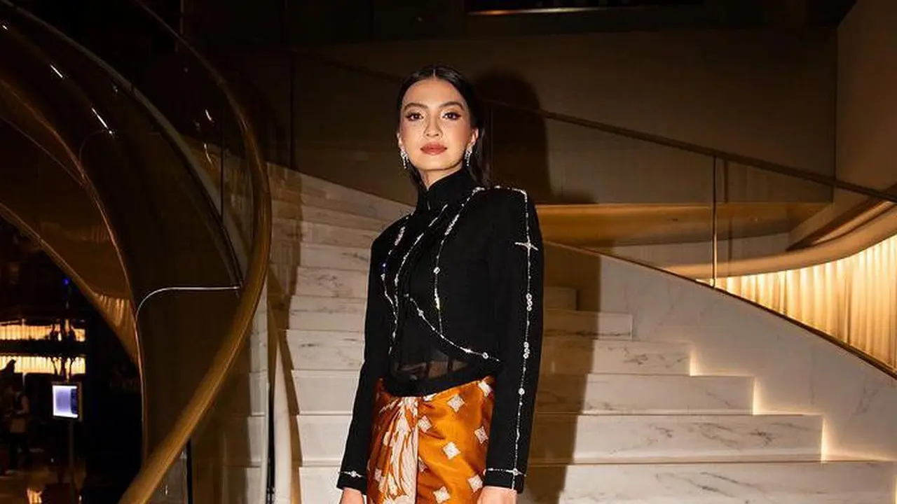 Busana Lokal Batik Raline Shah Karya Wilsen Willim