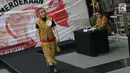 Karyawan Komisi Pemberantasan Korupsi dari berbagai unit kerja memeragakan pameran busana saat lomba memeriahkan HUT ke-74 RI di Gedung KPK, Jakarta, Kamis (15/8/2019). Kegiatan ini rangkaian memeriahkan HUT RI ke-74. (Liputan6.com/Helmi Fithriansyah)