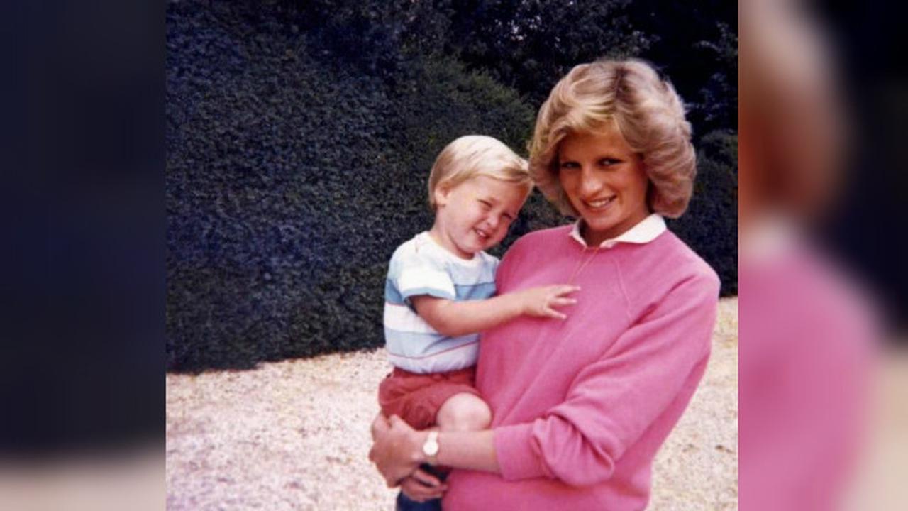 Putri Diana sedang menggendong William yang kala itu tengah mengandung Pangeran Harry (DUKE OF CAMBRIDGE AND PRINCE HARRY)