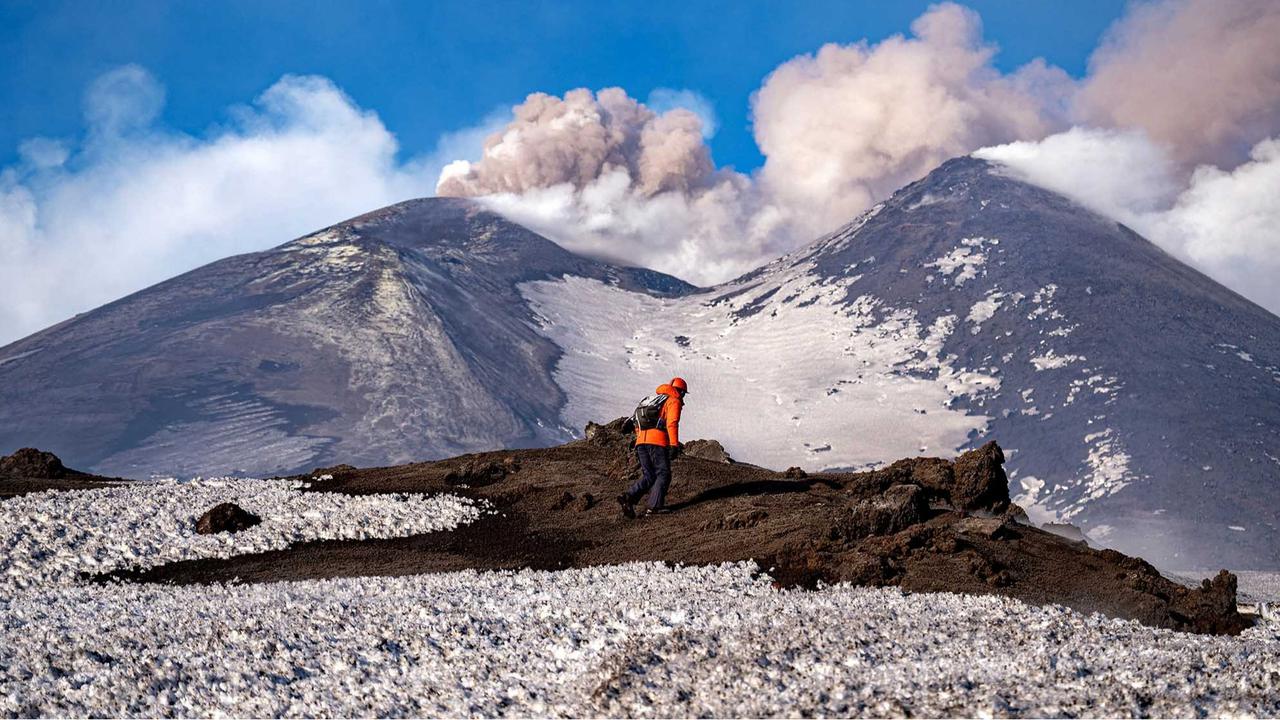 Erupsi Gunung Etna yang Memukau: Saat Salju Menyatu dengan Lava