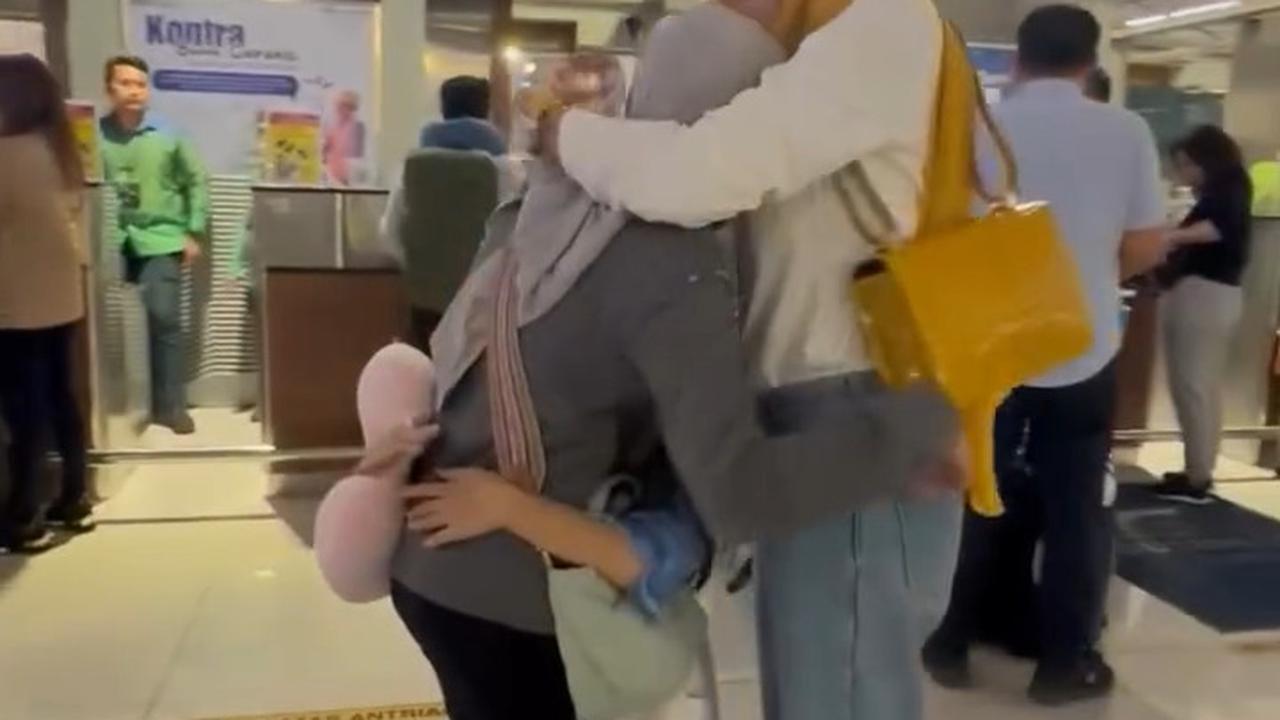 Momen Olla Ramlan dan Aufar Hutapea Antar Anak yang Akan Liburan ke Jepang