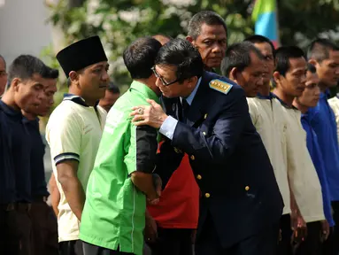 Menteri Hukum dan HAM, Yasonna H Laoly memeluk salah satu warga binaan saat peringatan Hari Pemasyarakatan ke-52 di Jakarta, Rabu (27/4/2016). Upacara disertai pembacaan deklarasi melawan narkoba oleh warga binaan. (Liputan6.com/Helmi Fithriansyah)