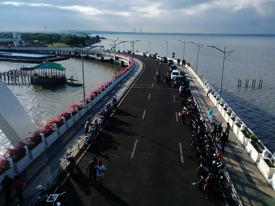 Banyak warga memanfaatkan momen liburan untuk menikmati senja di anjungan Jembatan Suroboyo, Kota Surabaya, Jawa Timur. (Liputan6.com/Dhimas Prasaja)