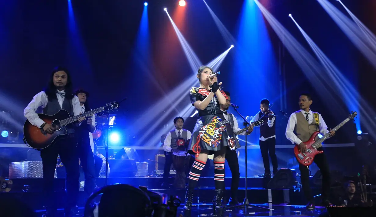 Grup band Slank pun mengajak penyanyi dangdut yang namanya sedang hits. Siapa lagi kalau bukan Via Valen. Lagu berjudul Virus dinyanyikannya dengan penuh penghayatan. (Adrian Putra/Bintang.com)