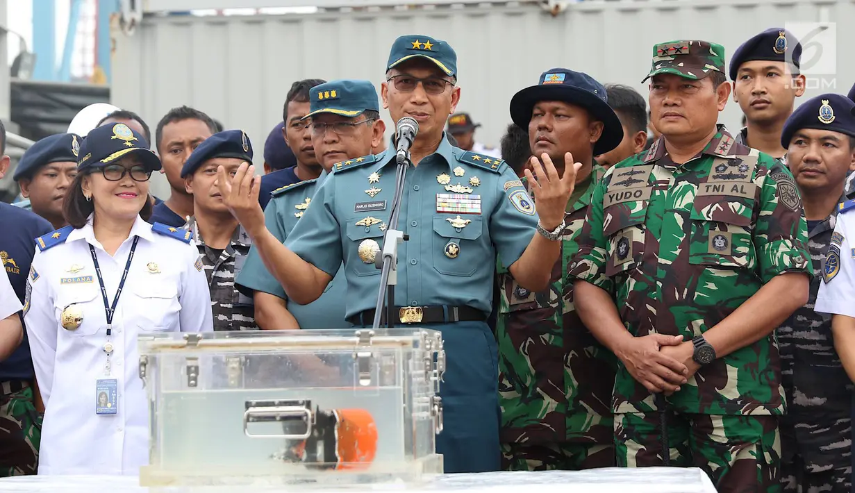 Kapushidrosal Laksda TNI Harjo Susmoro memberi keterangan terkait black box bagian Cockpit Voice Recorder (CVR) pesawat Lion Air JT 610 kepada awak media di Pelabuhan Tanjung Priok, Jakarta, Senin (14/1).  (Liputan6.com/Immanuel Antonius)
