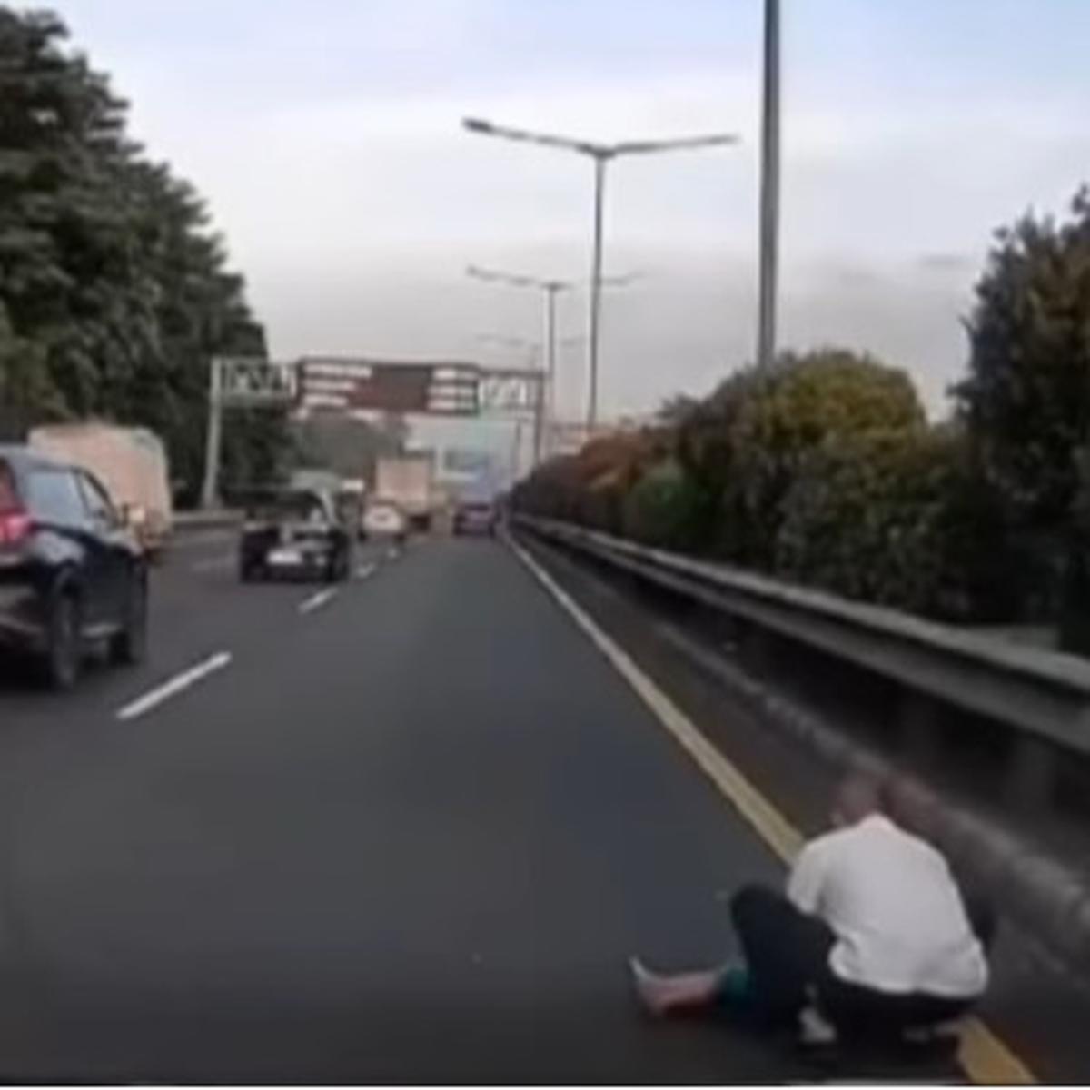 anak jatuh dari bus