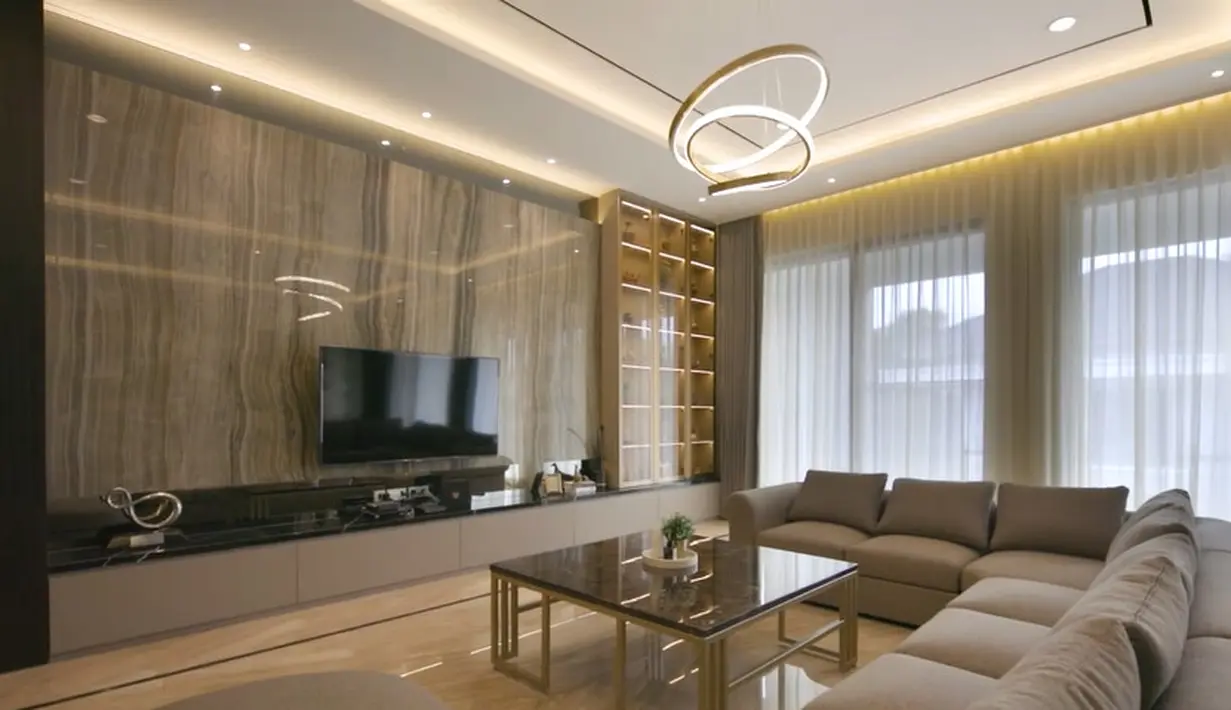 Potret rumah mewah Susi dan Alan ini diambil dari tangkapan layar dari kanal YouTube DMC Architect & Interior Studio. Ruang keluarga yang sangat luas dan sofa panjang dan teve. Tampak lampu gantung yang unik. [Youtube/DMC Architect &Interior Studio]