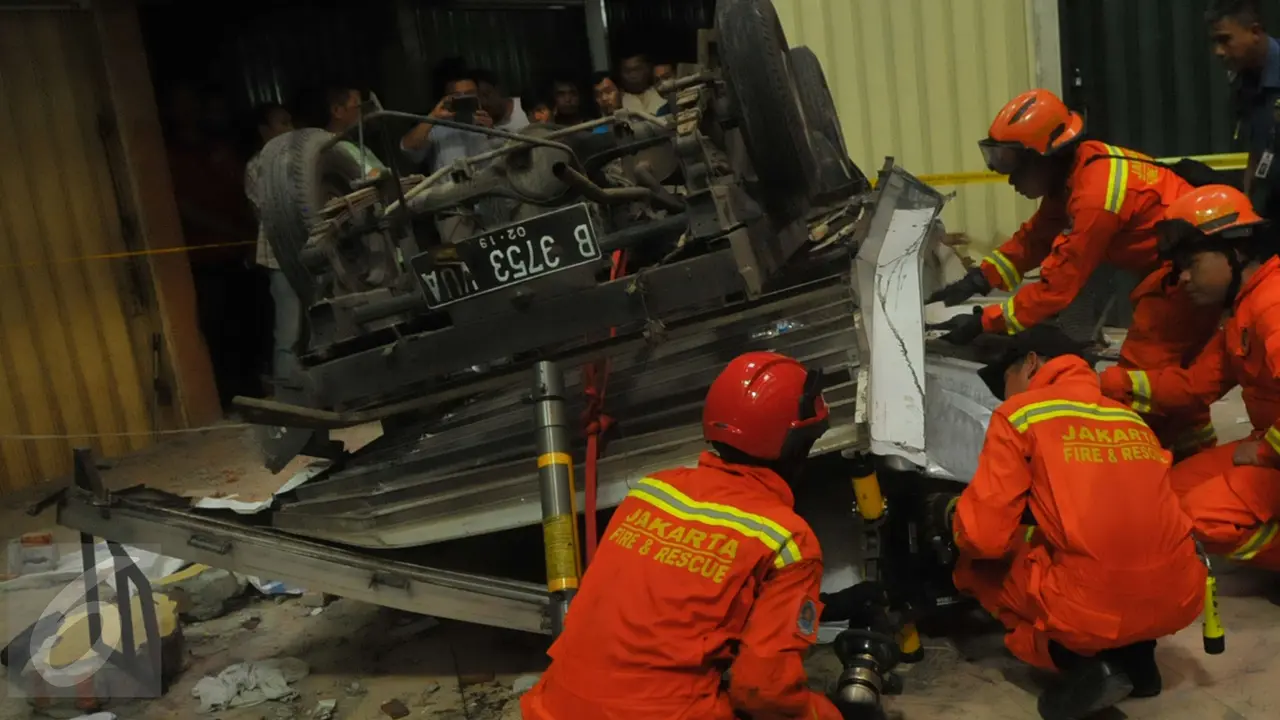 20160119- Mobil Boks Jatuh dari Lantai 3 Pasar Cipulir-Jakarta- Faisal R Syam
