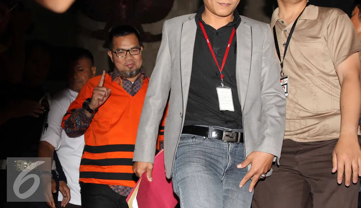 Bupati Empat Lawang Budi Antoni Aljufri keluar dari gedung KPK usai menjalani pemeriksaan, Jakarta, Senin (6/7/2015). Budi resmi ditahan bersama istrinya karena diduga menyuap mantan Ketua MK, Akil Mochtar. (Liputan6.com/Helmi Afandi)