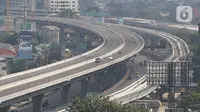 Kendaraan melintas di Tol Layang Jakarta-Cikampek, Bekasi, Jawa Barat, Minggu (7/6/2020). Jalan Tol Layang Jakarta Cikampek II (Eleveted) mulai hari ini kembali beroperasi setelah sebelumnya ditutup total akibat kebijakan larangan mudik Lebaran sejak Minggu (7/5/2020). (Liputan6.com/Herman Zakharia)