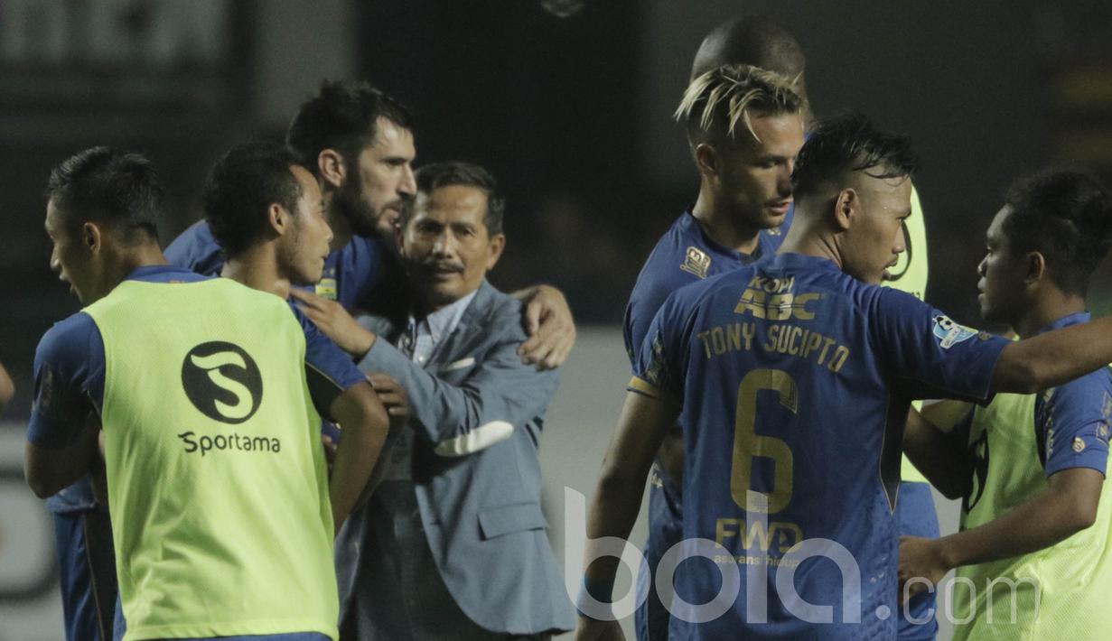 Pelatih Persib, Djajang Nurjaman, mendapat ucapan selamat dari para pemain setelah berhasil menang atas Persiba pada laga lanjutan liga 1 Indonesia di Stadion GBLA, Bandung, Minggu (11/6/2017). Persib menang 1-0. (Bola.com/M Iqbal Ichsan)