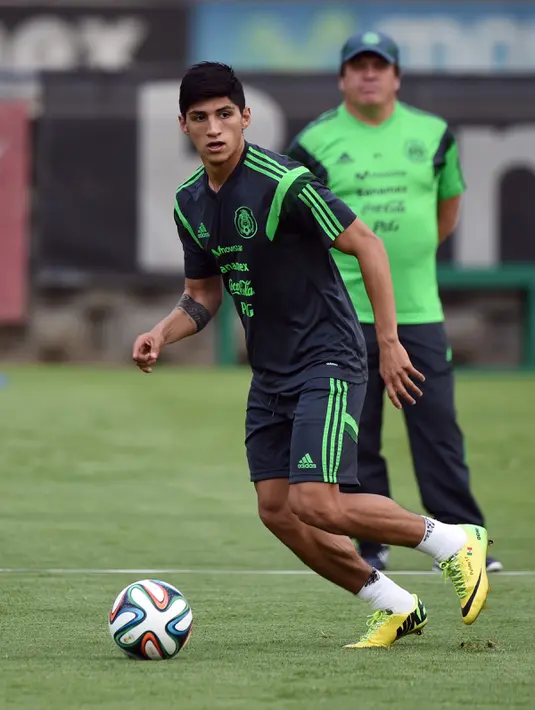 Alan Pulido Pulido bergabung ke Olympiacos pada Juli 2015. Pemain jebolan Tigres itu juga pernah menjadi bagian tim nasional Meksiko pada Piala Dunia 2014 di Brasil. Namun, selama ajang tersebut, Pulido sama sekali tak dimainkan. (Yuri CORTEZ/AFP)