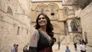 Miss Universe 2020 dari Meksiko Andrea Meza berpose di depan Gereja Makam Suci saat ia mengunjungi Kota Tua Yerusalem, Rabu (17/11/2021). Kunjungan Andrea merupakan merupakan bagian persiapan Israel sebagai tuan rumah Miss Universe 2021. (AP Photo/Maya Alleruzzo)