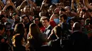 Aktor Tom Cruise menyapa pengemarnya saat tiba menghadiri pemutaran film "The Mummy" di Madrid, Spanyol (29/5). The Mummy akan diputar di Indonesia pada 7 Juni 2017 mendatang. (AP Photo / Francisco Seco)