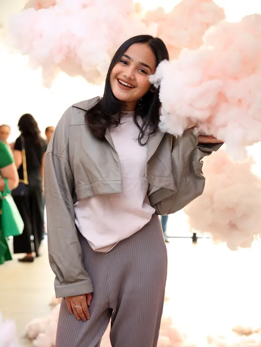 “Ada lipstik dan aroma terapi juga. Dan yang bikin asik itu ada bercode dan kalau discan di Handphone, masuk ke aplikasi lagu dan di situ ada playlist lagu. Menurut aku wow aja kepikiran sampai situ,” kata Syifa Hadju. (Nurwahyunan/Bintang.com)