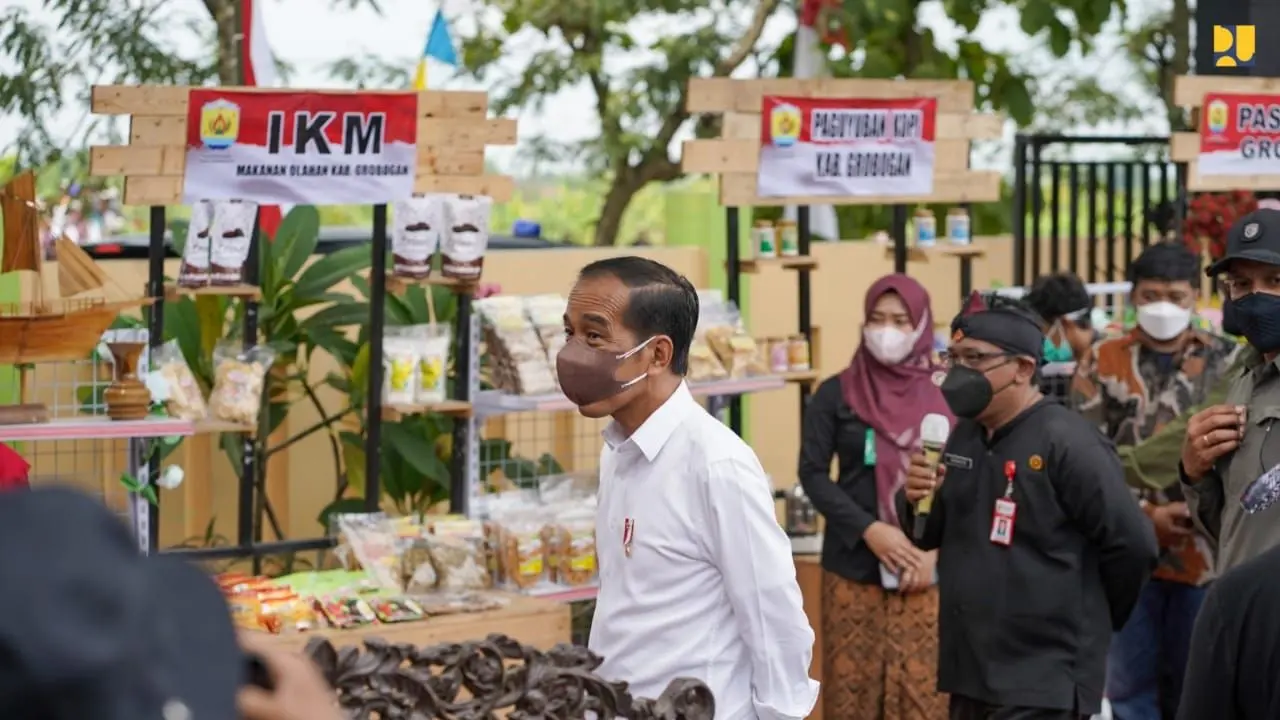 Presiden Joko Widodo (Jokowi) melakukan kunjungan kerja ke SDN 3 Nglinduk di Kabupaten Grobogan, Jawa Tengah pada Rabu (5/1/2022).