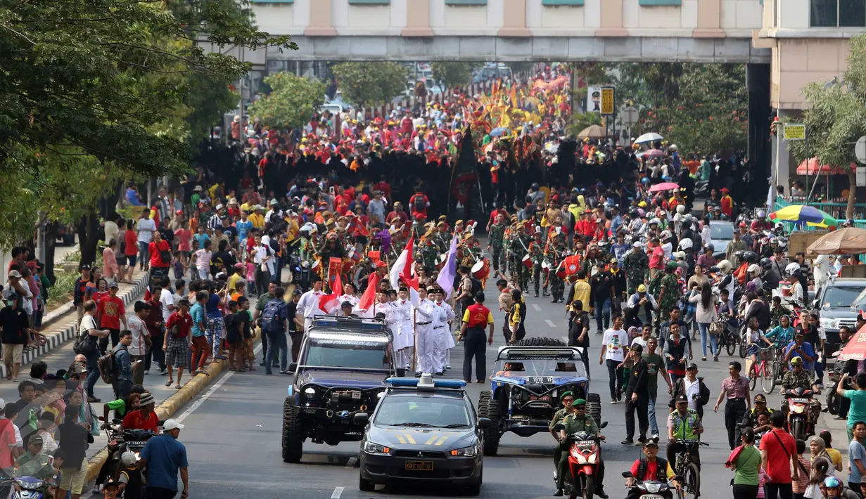 Ribuan peserta melakukan pawai dalam kegiatan Gotong Toa Pe Kong dan kirab budaya ritual dan ruwat bumi di Jalan Hayam Wuruk, Jakarta, Minggu (18/10/2015). (Liputan6.com/Immanuel Antonius)