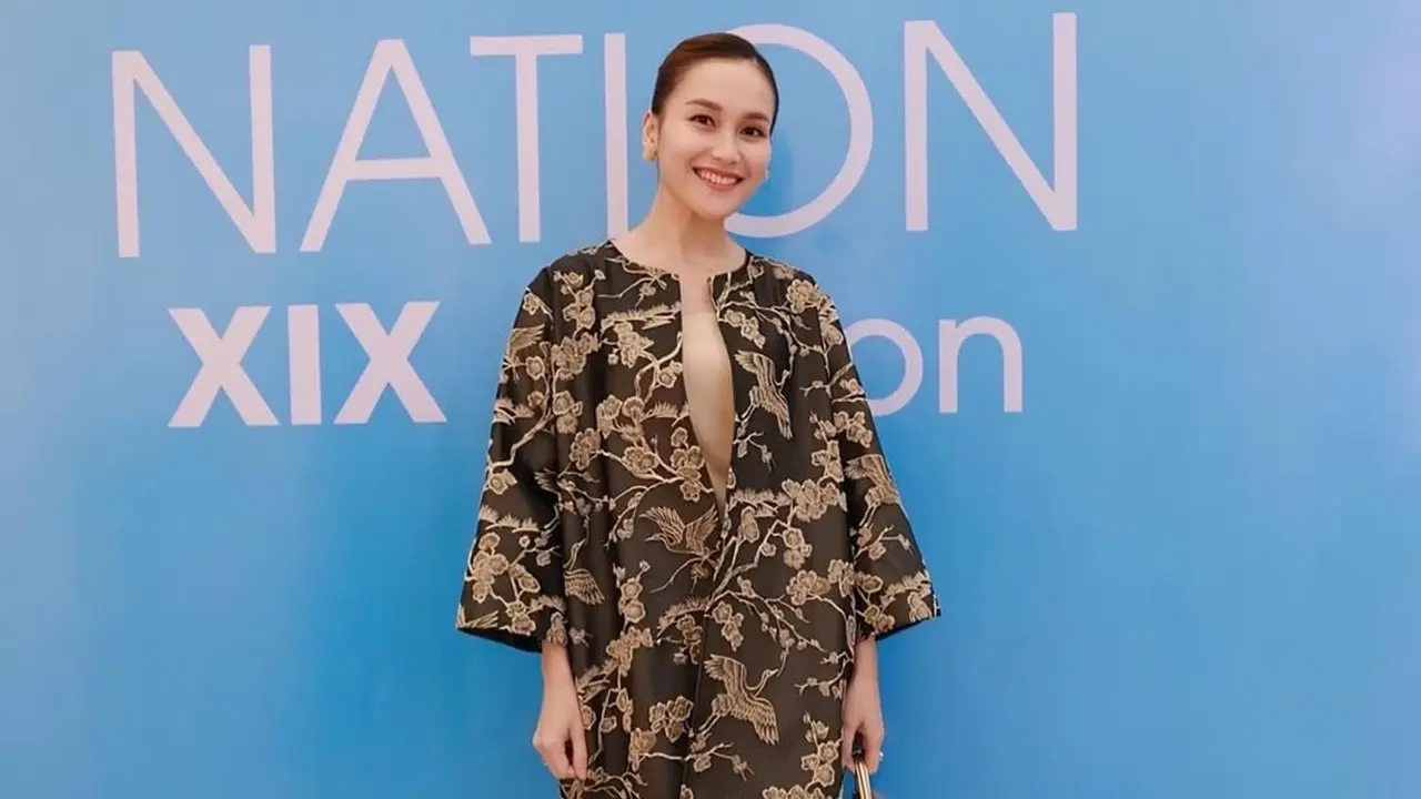 Gaya Ayu Ting-Ting Hadiri Fashion Show dengan Vibes Perempuan Bangsawan Melayu, Pakai Tas Rp100 Jutaan dan Heels Rp12 Jutaan