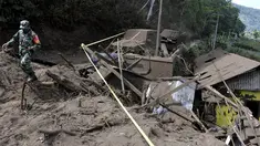 Seorang tentara berjalan melewati rumah-rumah yang rusak akibat tanah longsor yang dipicu gempa bumi di Bangli, di Bali, Sabtu (16/10/2021). Beberapa orang tewas dan lainnya luka-luka saat gempa berkekuatan sedang dan gempa susulan menghantam pulau itu Sabtu dini hari. (AP Photo/Dewa Raka)