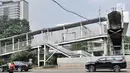 Penampakan JPO Polda Metro Jaya, Jakarta, Selasa (8/5). Sebanyak 12 JPO di Jalan Jenderal Sudirman-MH Thamrin segera direvitalisasi untuk memperindah Jakarta selaku tuan rumah Asian Games 2018. (Merdeka.com/Iqbal Nugroho)