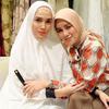 Tampil natural dengan hijab putih saat berfoto bersama Olla Ramlan, penampilan Ussy ini sukses mencuri perhatian. Tak sedikit warganet dibuat pangling dengan parasnya yang kian menawan dengan hijab.(Liputan6.com/IG/@ussypratama)