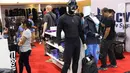 Pengunjung melihat produk yang ditawarkan di pameran bertajuk Deep & Extreme Indonesia 2018, Jakarta, Jumat (9/3). Pameran tersebut diramaikan oleh lebih dari 160 booth aneka tema terkait olahraga air dan wisata ekstrem. (Liputan6.com/Immanuel Antonius)